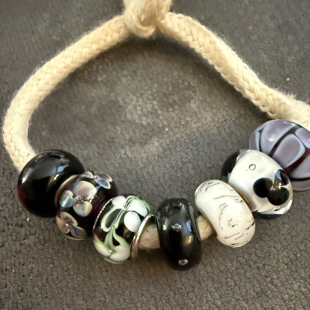AUTHENTIC TROLL AND CHAMILIA MURANO GLASS BEADS ( lot of 7 )